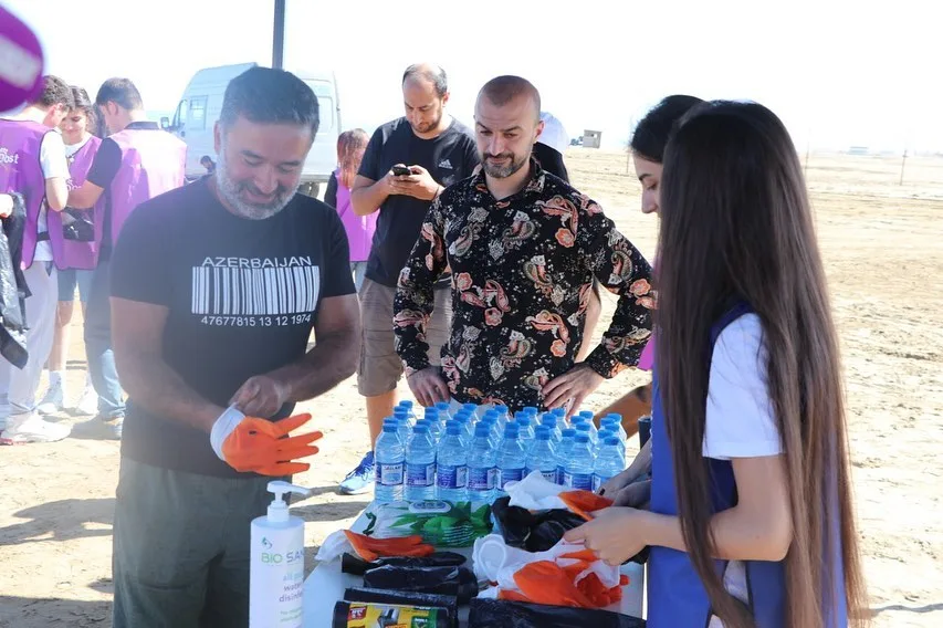 Tahir İmanov Nardaran çimərliyində iməcilik təşkil etdi - FOTO