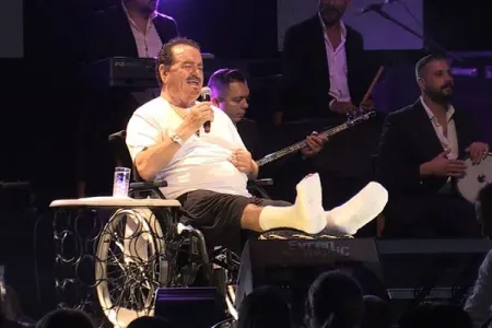 Qəzaya düşən Tatlısəs əlil arabasında konsert verdi - FOTO