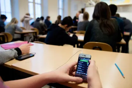 Dərslərdə mobil telefondan istifadə qadağan edildi
