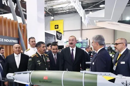 Prezident Beynəlxalq Müdafiə Sərgisinə qatıldı