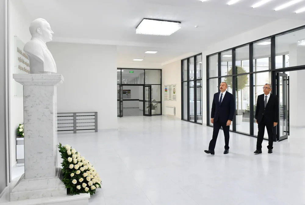 İlham Əliyev Bakıda iki məktəbin açılışını etdi - FOTO - YENİLƏNİB
