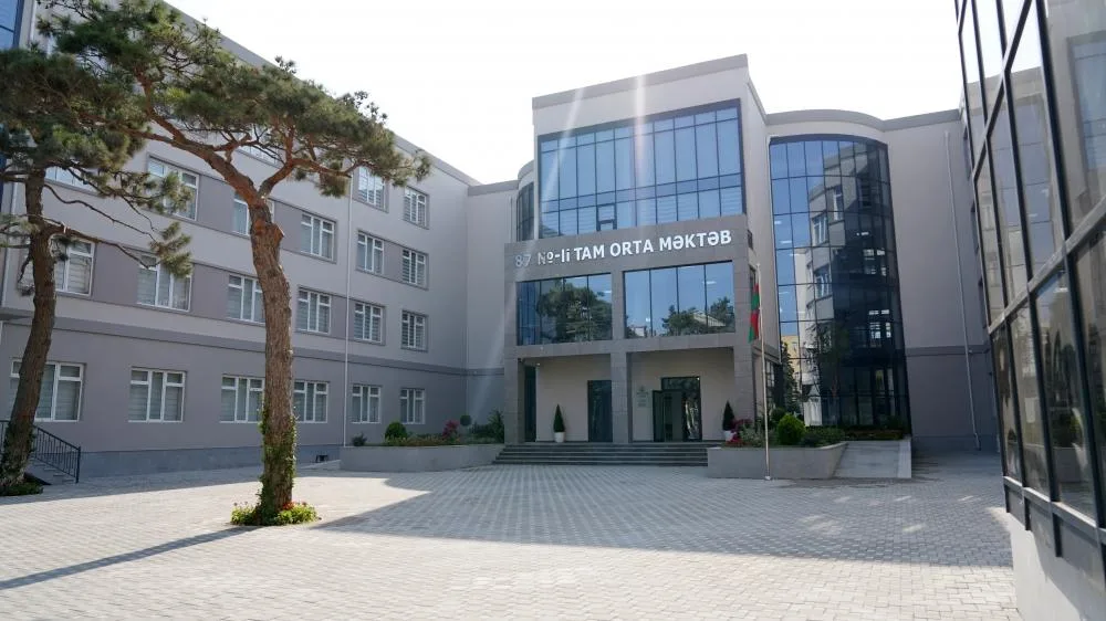 İlham Əliyev Bakıda iki məktəbin açılışını etdi - FOTO - YENİLƏNİB