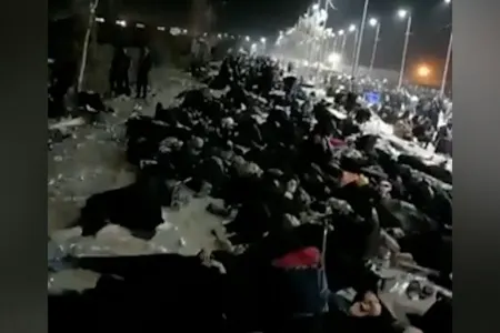 Kərbala zəvvarları İran sərhədində zibillikdə yatmağa məcbur oldu - VİDEO