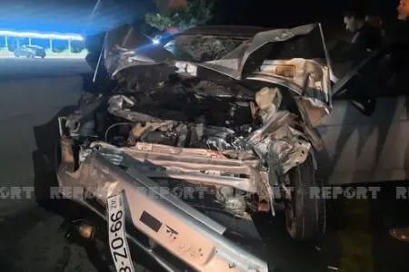 Kürdəmirdə dəhşətli qəza: Minik avtomobili “Kamaz”a çırpıldı - FOTO