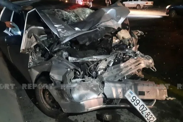 Kürdəmirdə dəhşətli qəza: Minik avtomobili “Kamaz”a çırpıldı - FOTO