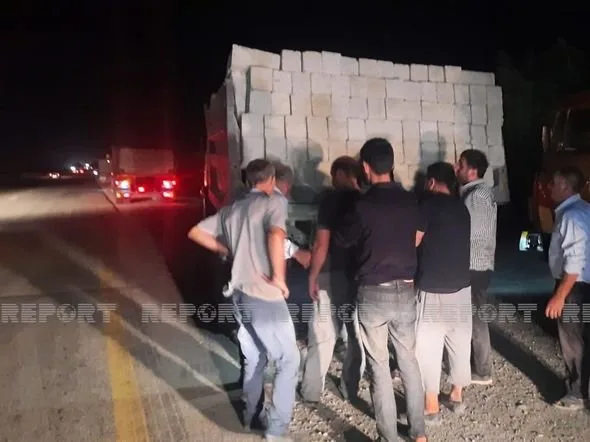 Kürdəmirdə dəhşətli qəza: Minik avtomobili “Kamaz”a çırpıldı - FOTO