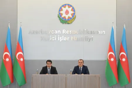 Ceyhun Bayramov və Hikmət Hacıyev diplomatik korpus üçün brifinq keçirdi