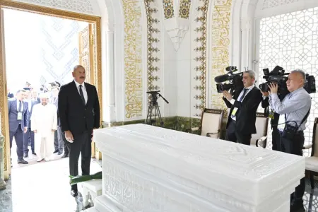 İlham Əliyev İslam Kərimovun məqbərəsini ziyarət etdi