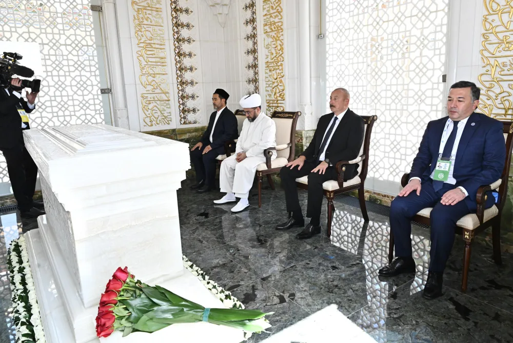 İlham Əliyev İslam Kərimovun məqbərəsini ziyarət etdi