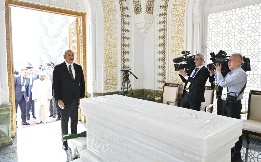 İlham Əliyev İslam Kərimovun məqbərəsini ziyarət etdi