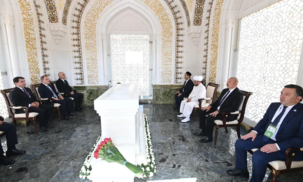 İlham Əliyev İslam Kərimovun məqbərəsini ziyarət etdi