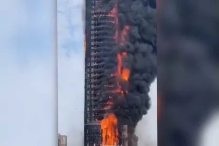 Çində 42 mərtəbəli binada yanğın oldu - VİDEO