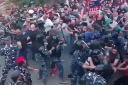 Beyrutda ermənilər Azərbaycan səfirliyinə hücum etməyə çalışdı - Video