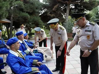 Zakir Həsənov yaralı hərbçilərlə görüşdü