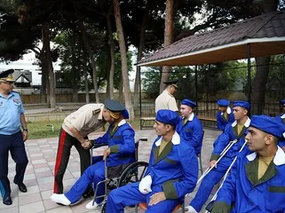 Zakir Həsənov yaralı hərbçilərlə görüşdü