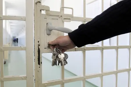 Ata həbsdəki oğluna narkotik keçirmək istədi