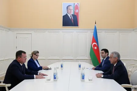 Əli Əhmədov Belarusun Azərbaycandakı səfiri ilə görüşdü
