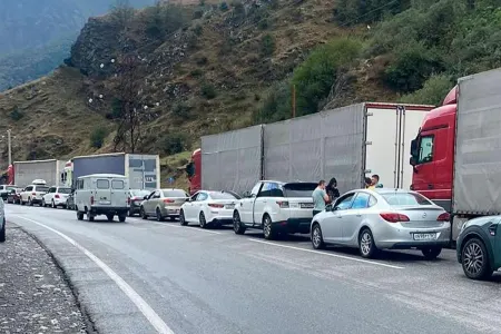 Rusiya-Gürcüstan sərhədində 3 mindən çox nəqliyyat vasitəsi növbə gözləyir