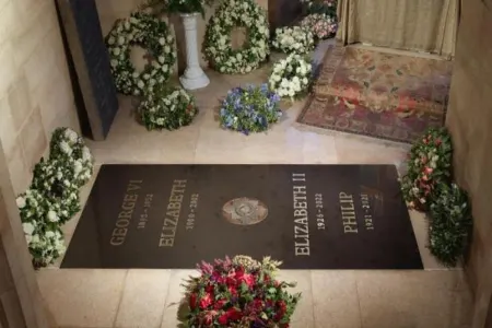 Kraliça 2-ci Elizabetin məzar daşının - FOTOSU
