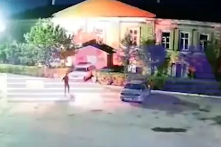 Rusiyada səfərbərliyə etiraz edən şəxs hərbi komissarlığı yandırdı - VİDEO