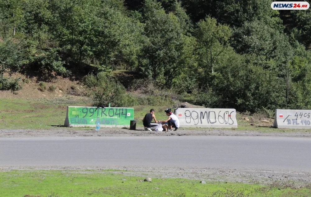 Lerik gənclərindən MARAQLI TƏŞƏBBÜS: Beton bəndlərin üzərində... - FOTO