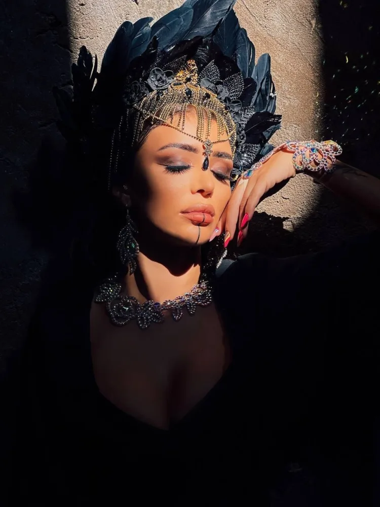 Renka bu dəfə " qara kraliça" oldu
