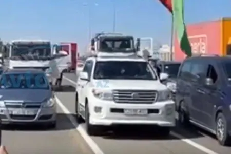 Şəhidlərin anım vaxtı “Land Cruiser” - sürücüsündən hörmətsizlik - VİDEO