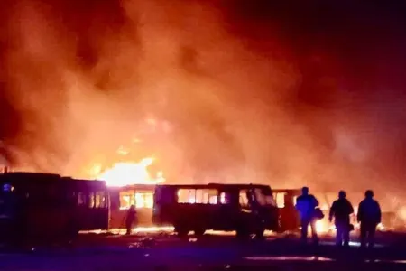 Rusiya Ukraynaya "İskəndər" atdı: ölən və yaralananlar var, 52 avtobus yandı