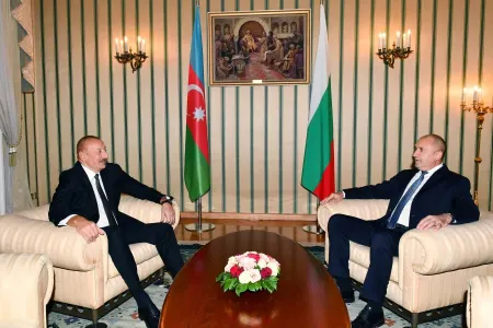 İlham Əliyev Rumen Radevlə təkbətək görüşdü