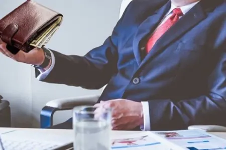 Vəzifəli şəxs rüşvət alarkən - SAXLANILDI - FOTO