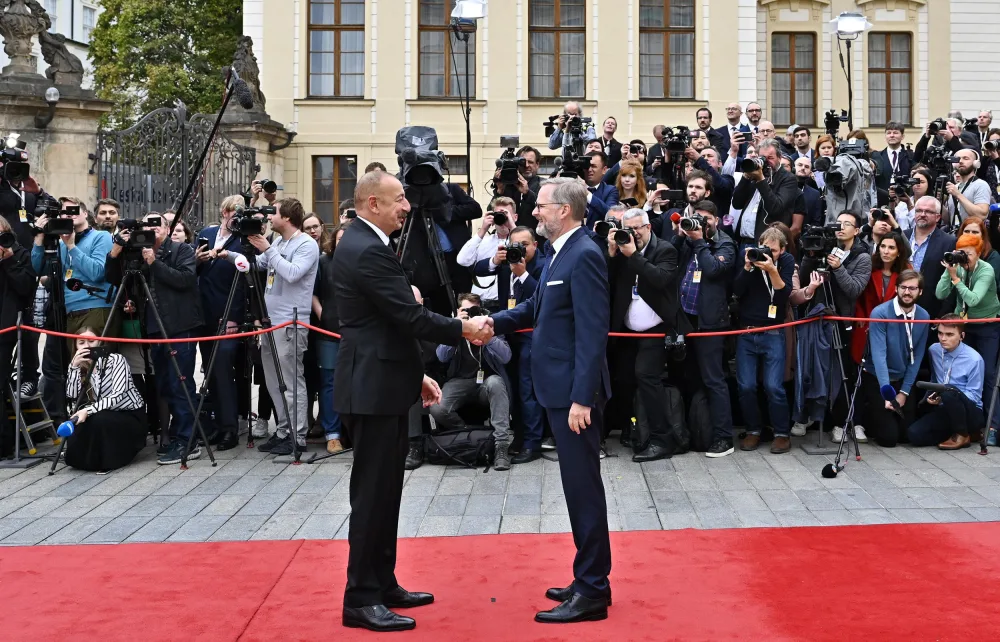 İlham Əliyev Praqada iclasda iştirak edib - YENİLƏNİB