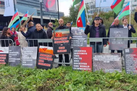 Azərbaycan icması Ermənistanın Niderlanddakı səfirliyi qarşısında piket keçirdi - Fotolar