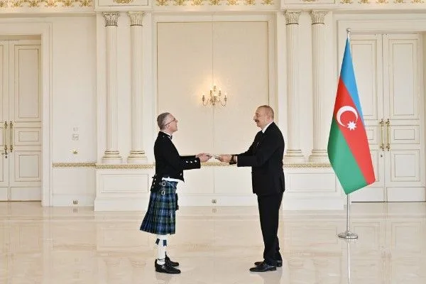 Britaniyanın yeni səfiri Prezidentin qəbulunda Azərbaycan dilində danışdı - VİDEO