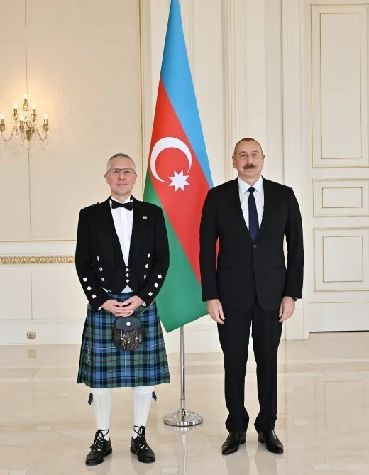 Britaniyanın yeni səfiri Prezidentin qəbulunda Azərbaycan dilində danışdı - VİDEO