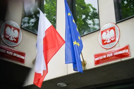 Polşa vətəndaşlarını Belarusu tərk etməyə çağırıb
