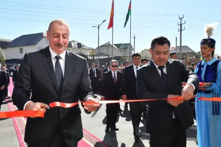 İlham Əliyev və Sadır Japarov məktəbin açılışında