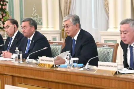 Tokayev Transxəzər dəhlizini inkişaf etdirməyə çağırış edib