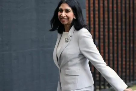 Britaniyanın daxili işlər naziri istefa verib
