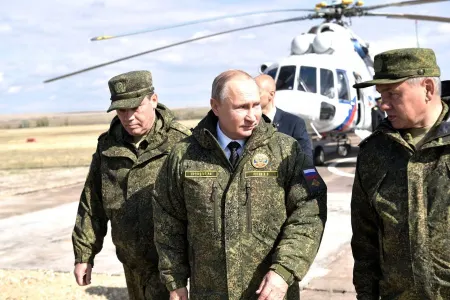 Putin təlim düşərgəsinə gəldi