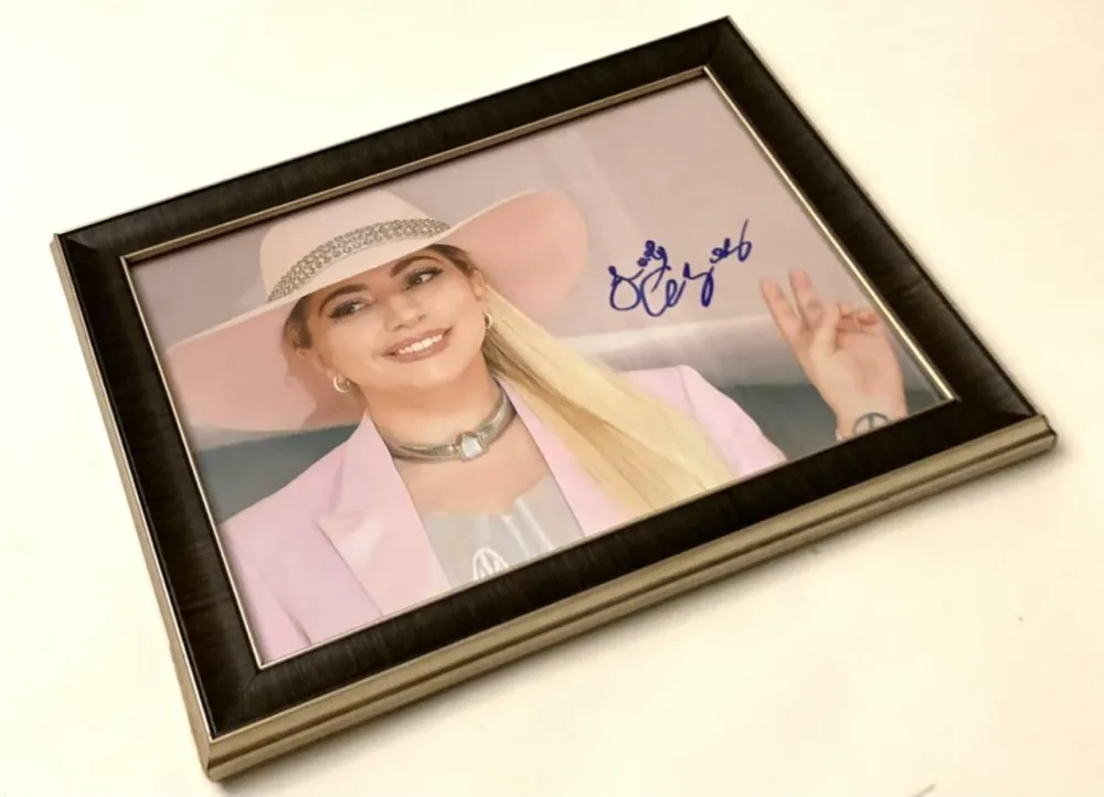 Bakıda Cennifer Lopezin imzaladığı - FOTOlar satılır