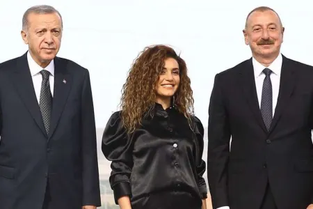 Prezident Çinarəni səhnəyə dəvət etdi - FOTO