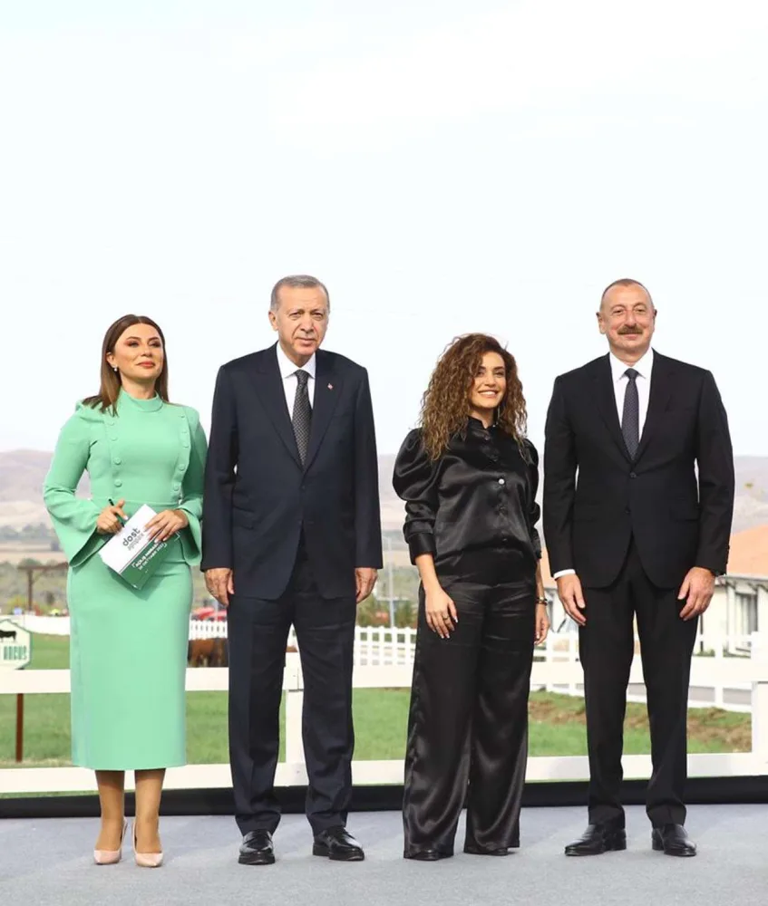 Prezident Çinarəni səhnəyə dəvət etdi - FOTO