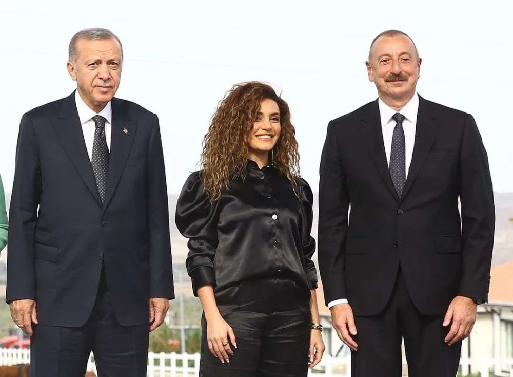 Prezident Çinarəni səhnəyə dəvət etdi - FOTO