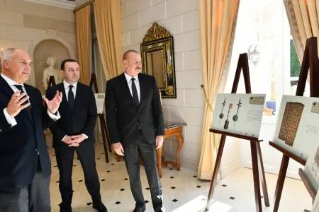 İlham Əliyev və İrakli Qaribaşvili “Qarabağ xanlığının irsi” sərgisi ilə tanış olublar