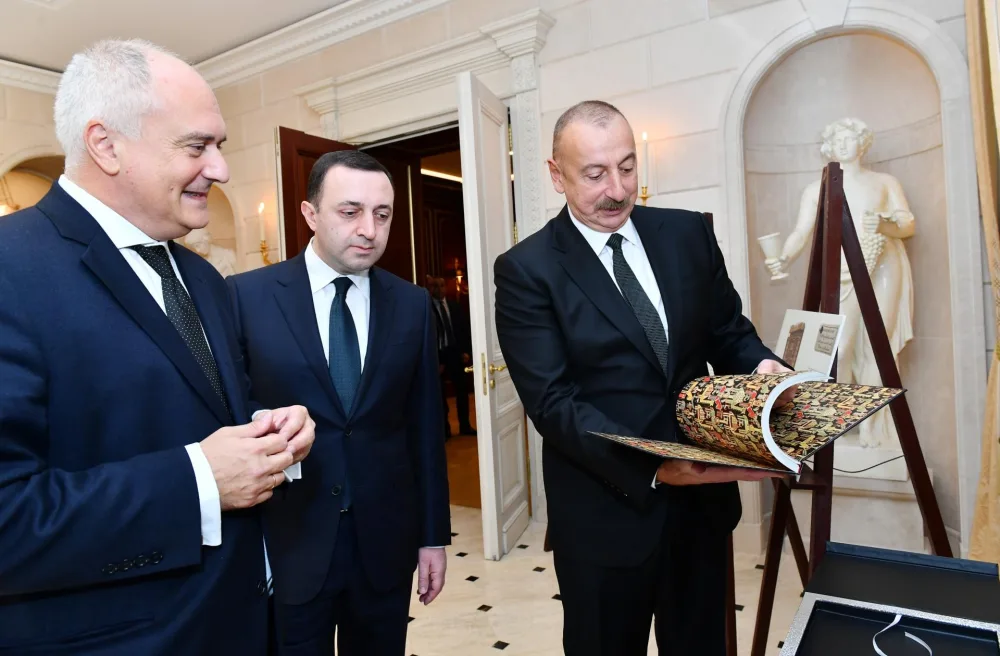 İlham Əliyev və İrakli Qaribaşvili “Qarabağ xanlığının irsi” sərgisi ilə tanış olublar
