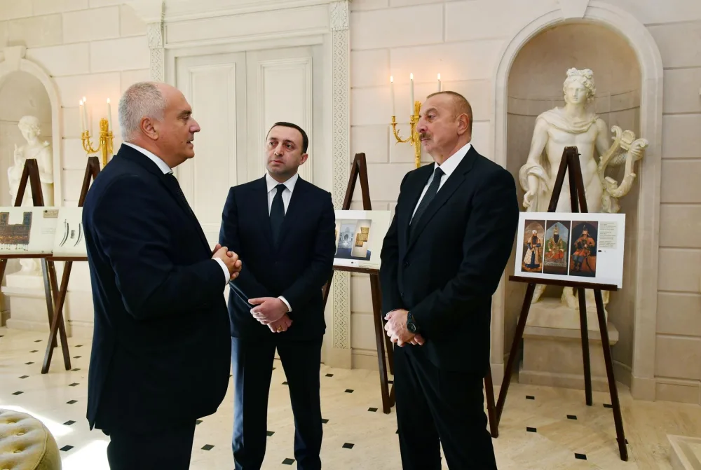 İlham Əliyev və İrakli Qaribaşvili “Qarabağ xanlığının irsi” sərgisi ilə tanış olublar