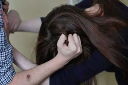 Tələbə qız manyakın dilini dişləyib xilas oldu