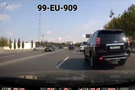 Bakıda yolu kəsib şou göstərən "avtoş" xanım sürücüdən - ŞOK HƏRƏKƏTLƏR - VİDEO