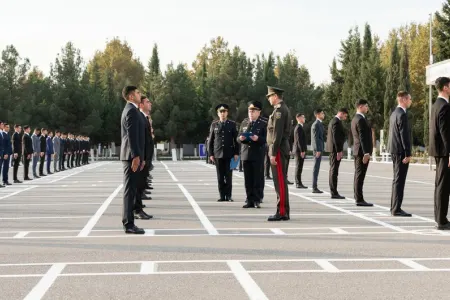 Vilayət Eyvazov sıra baxışı keçirdi