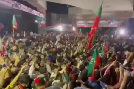 İmran Xanın avtomobili pakistanlı jurnalisti vurdu - -FOTO